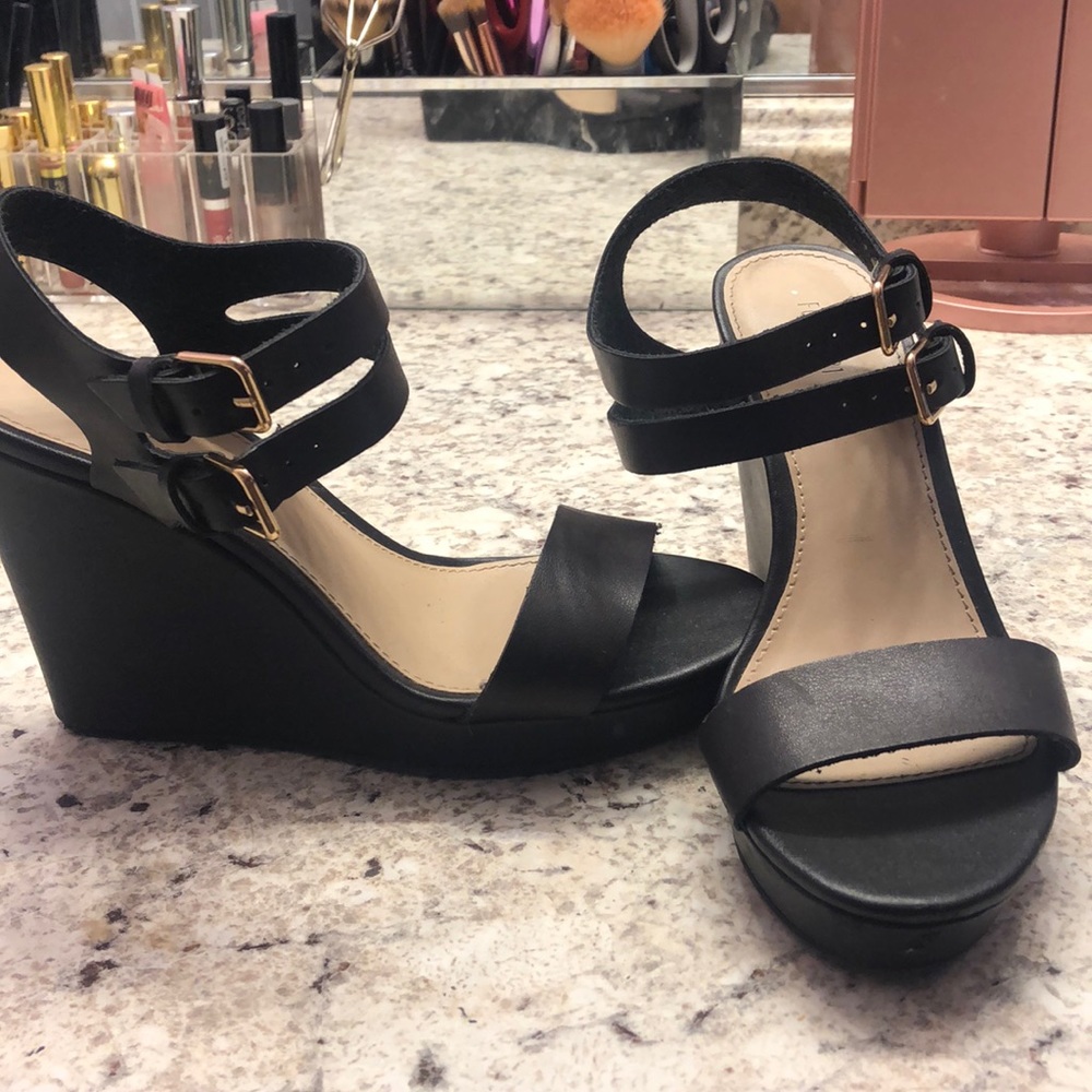 Black wedges
